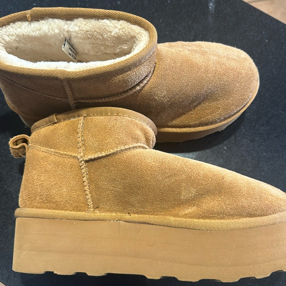 Cushionaire Memory Foam Platform Booties 8.5 
Like New